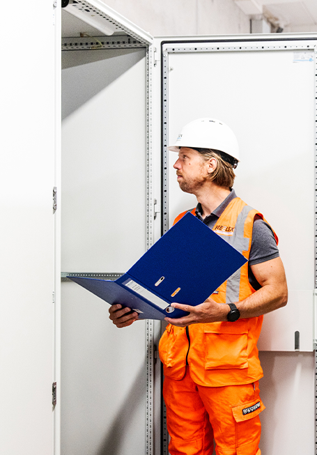 Jeroen kijkt in kast